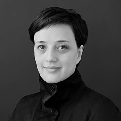 Portraitfoto in Schwarz-Weiß, Person mit kurzen dunklen Haaren