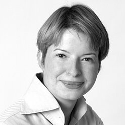 Portraitfoto in Schwarz-Weiß, Person in heller Bluse