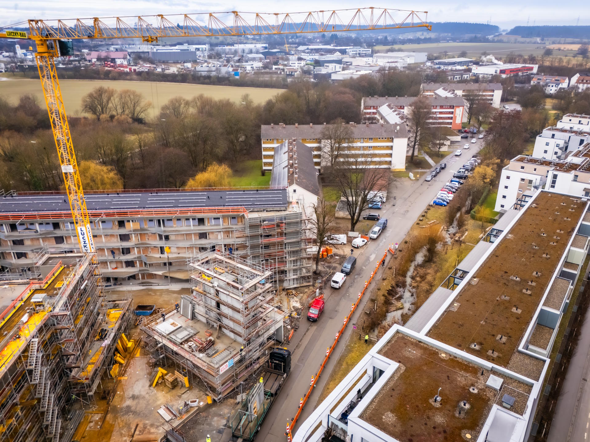 Luftaufnahme einer seriellen Sanierung in Kirchheim mit Gebäuden und Baukran