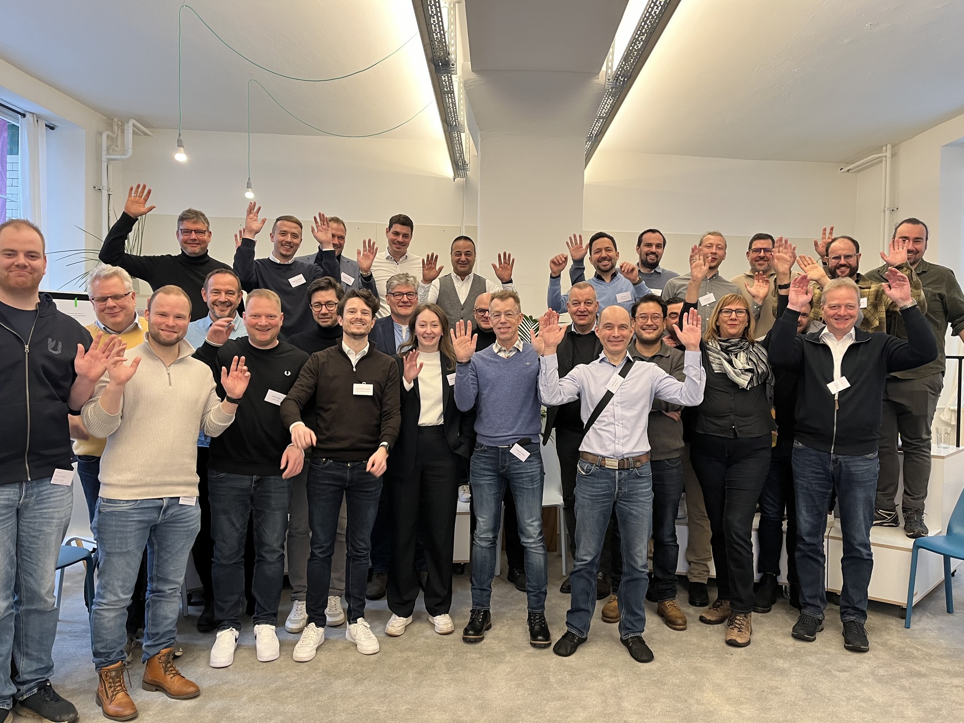 Bild zeigt: Gruppenfoto mit erhobenen Händen