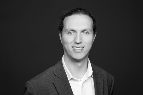 Portraitfoto in Schwarz-Weiß, Person in weißem Hemd und dunklem Jacket