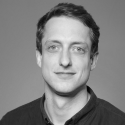 Gregor Kabelitz Portraitfoto in Schwarz-Weiß, Person mit kurzen dunklen Haaren