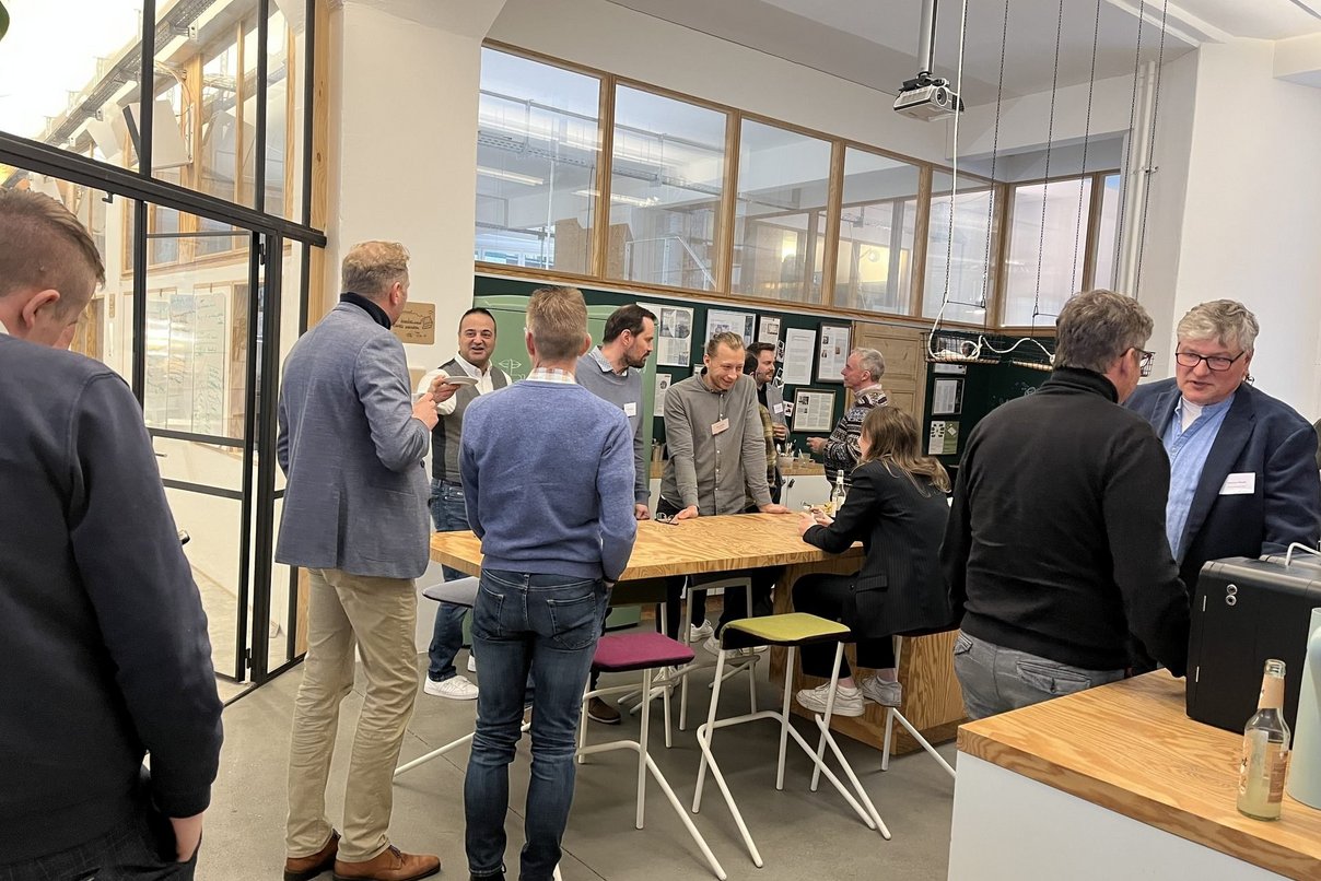 Bild zeigt Menschen in einer Küche