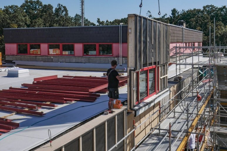 Feuerwache in Wannsee während der Sanierung mit vorgefertigten Fassadenelementen