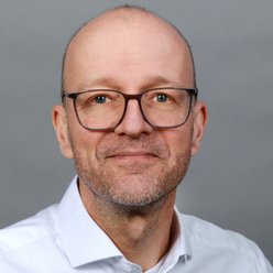 Porträt, Person mit Brille, Hemd weiß