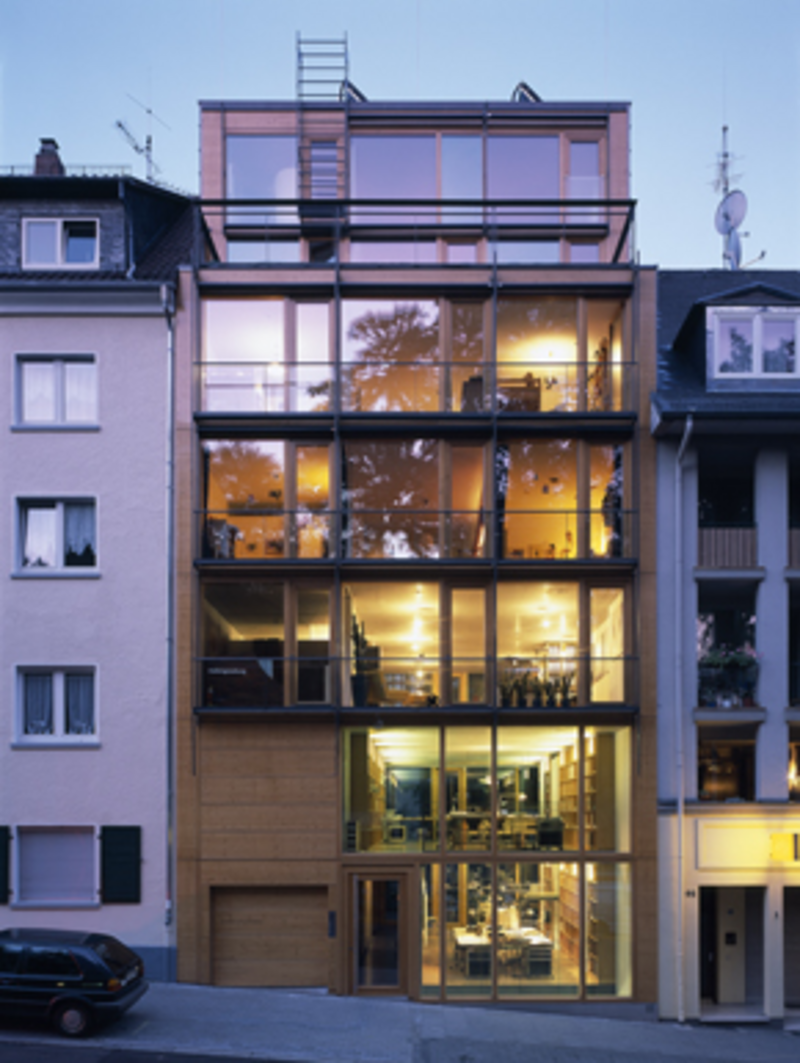 Ansicht eines Mehrfamilienhause mit großflächiger Glasfront