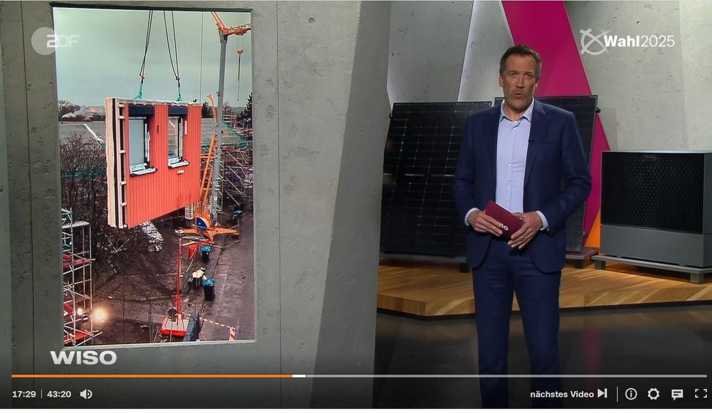 Bild vom ZDF Magazin WISO, Moderator, daneben eine Bild von einem schwebenden Fassadenelement