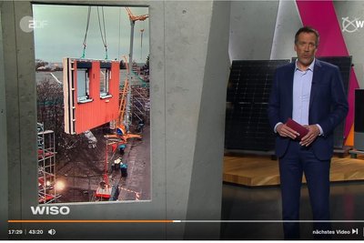 Bild vom ZDF Magazin WISO, Moderator, daneben eine Bild von einem schwebenden Fassadenelement