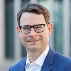 Porträt, Person mit kurzen Haaren, Hemd und Sakko