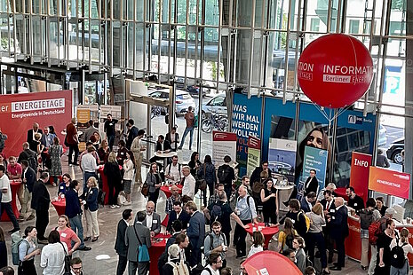 Ludwig Erhard Haus in Berlin, Eingangsbereich, viele Personen während der Berliner Energietage 2024, Aufsteller und Informationsstände