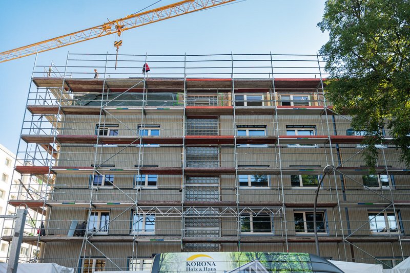 Mehrfamilienhaus mit Baugerüst während Sanierung