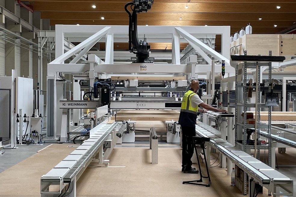 Produktionsanlage in einer Werkhalle und Arbeiter