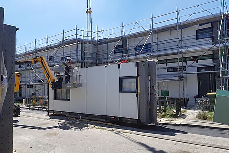 Fassadenelement steht von einem Haus zur Montage