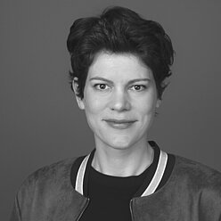 Portraitfoto in Schwarz-Weiß, Person mit kurzen dunklen Haaren 