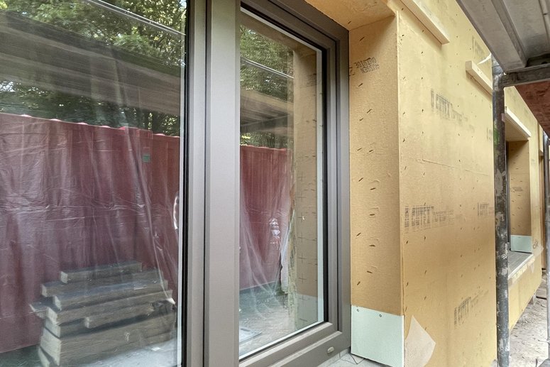 Seitlicher Blick auf ein neu montiertes Fenster und Fensterlaibung