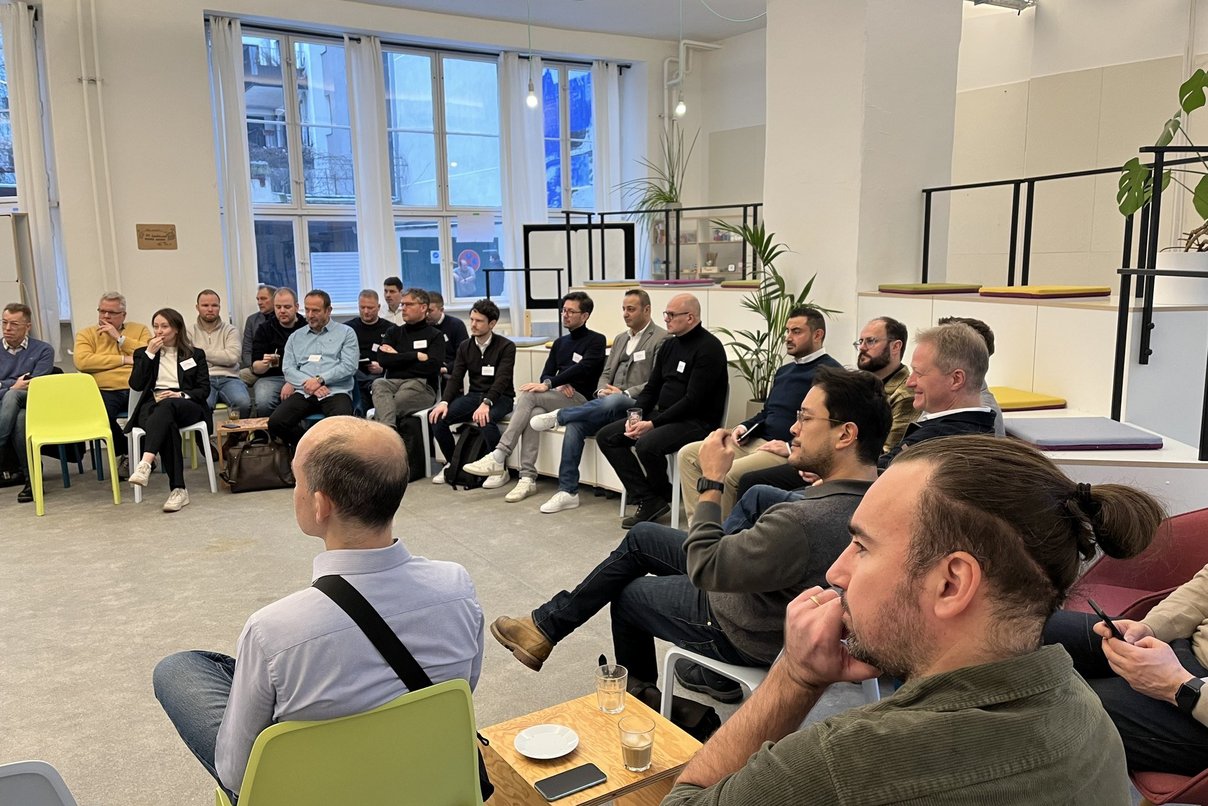 Bild zeigt: Menschen sitzen im Plenum