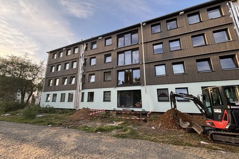 Bild zeigt: Haus mit Bagger davor