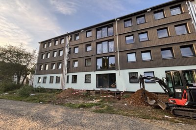 Bild zeigt: Haus mit Bagger davor