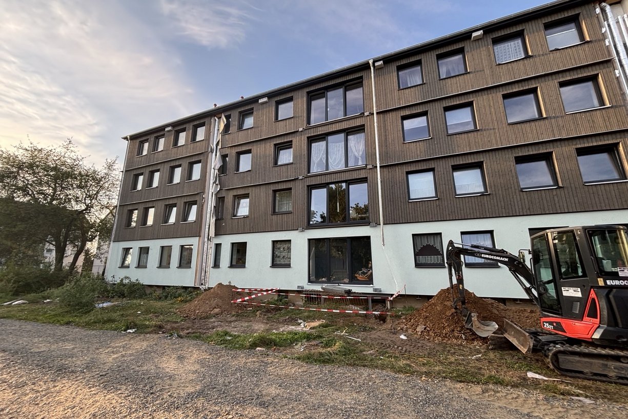 Untersuchtes Modellprojekt der TAG Immobilien AG in Salzgitter. Bild zeigt: Haus mit Bagger davor