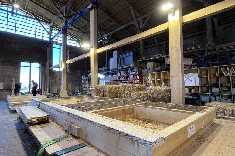 Produktionshalle mit Fassadenherstellung aus Holzrahmen und Strohdämmung