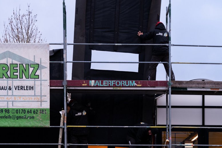 Vorgefertigtes Fassadenelement wird zur Montage an Gebäude platziert.