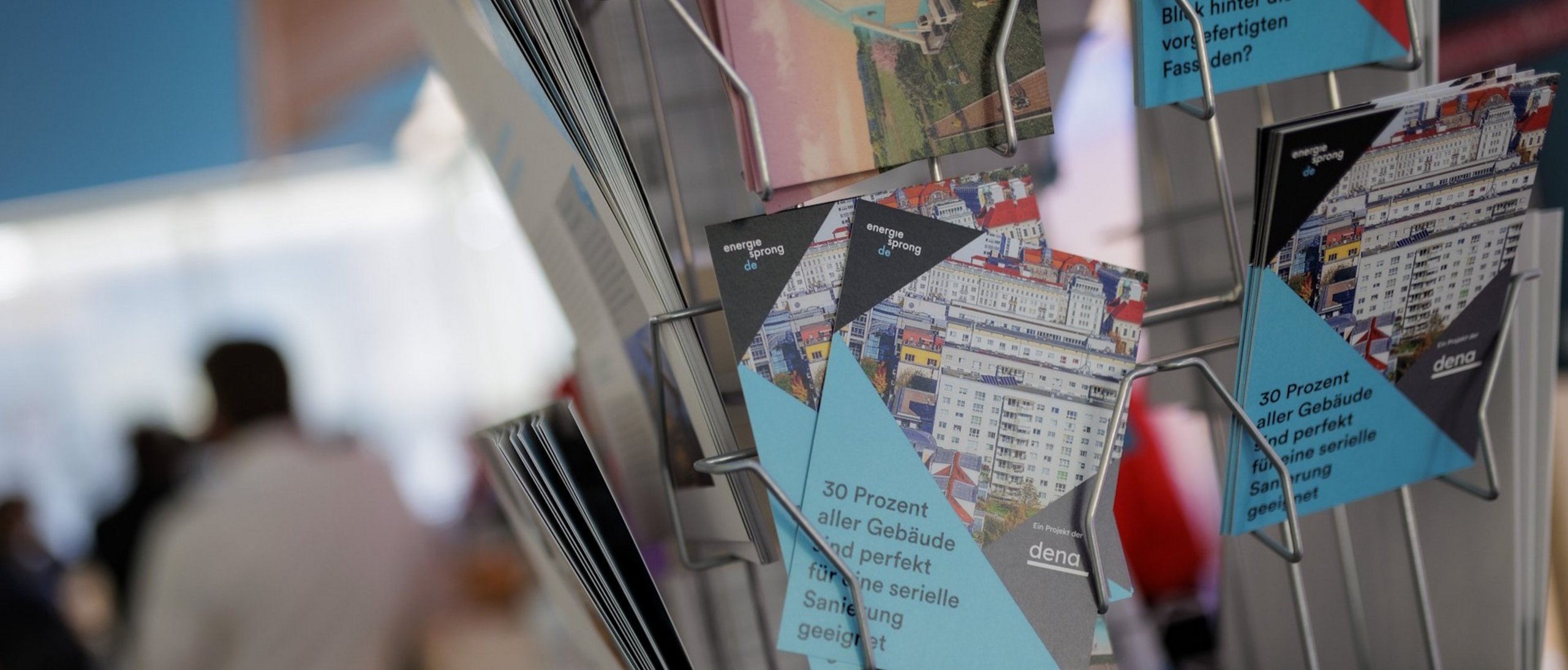 Ständer mit Energiesprong Postkarten