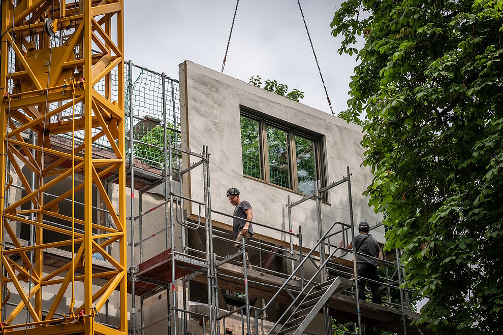 Montage eines vorgefertigten Haus-Fassadenelements