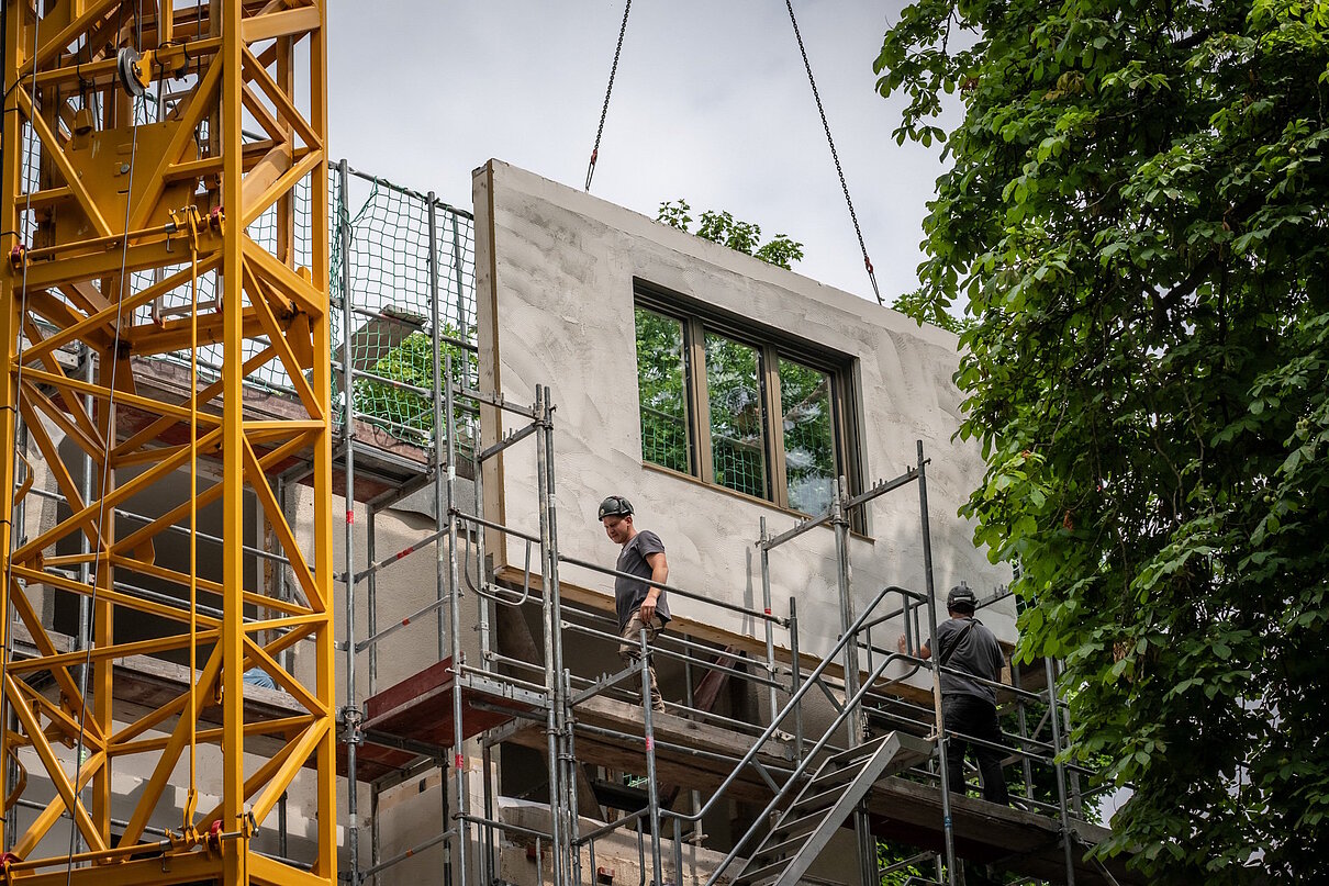 Montage eines vorgefertigten Haus-Fassadenelements