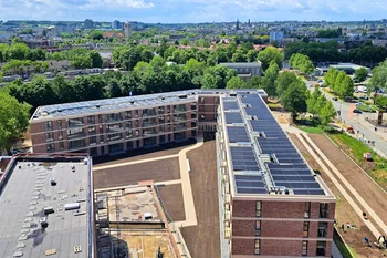 Blick von oben auf Mehrfamiilenhäuser mit PVT-Wärmepumpensystem auf dem Flachdach