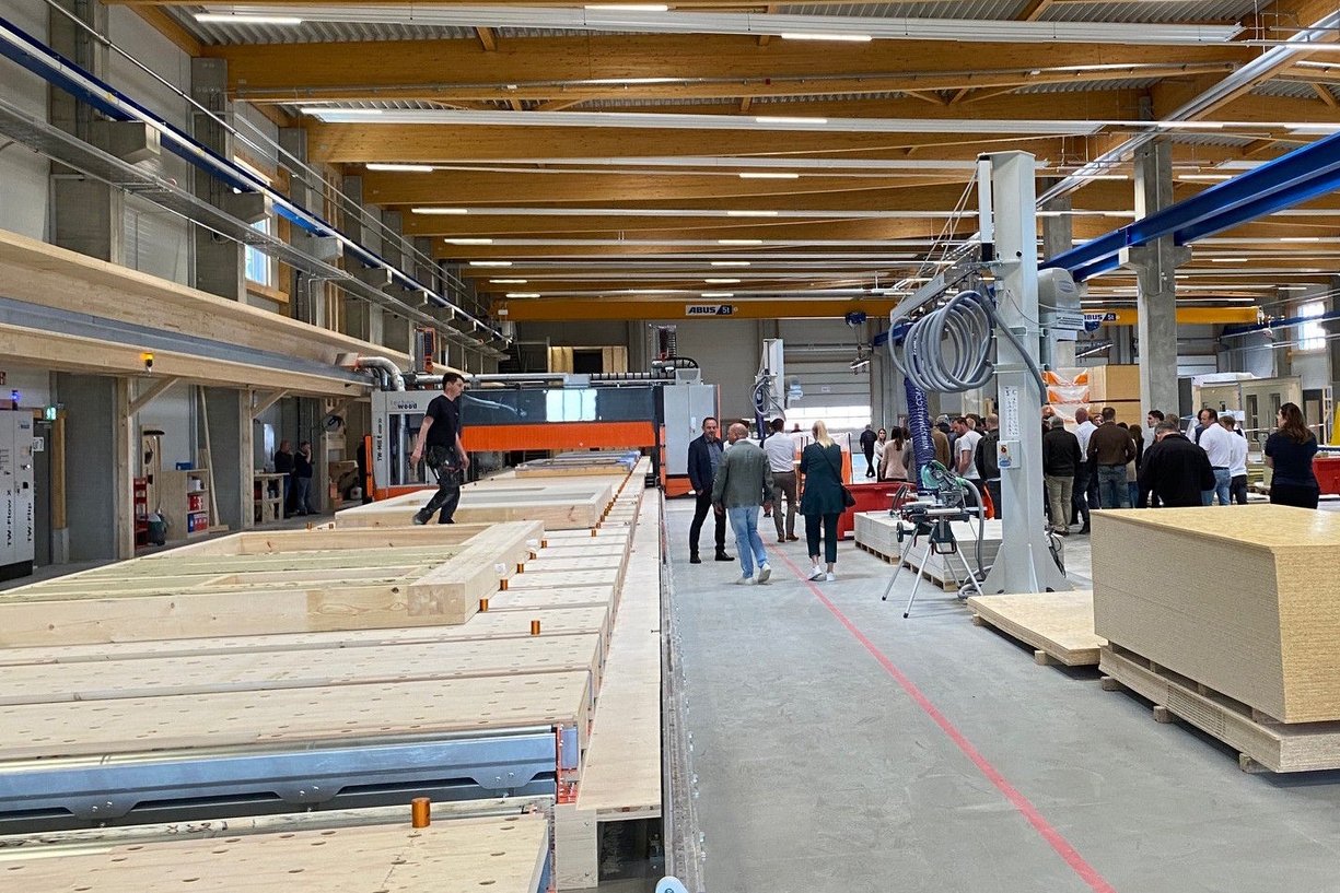 Produktionshalle mit vorgefertigten Fassadenlementen aus Holz, Gäste zur Eröffnung