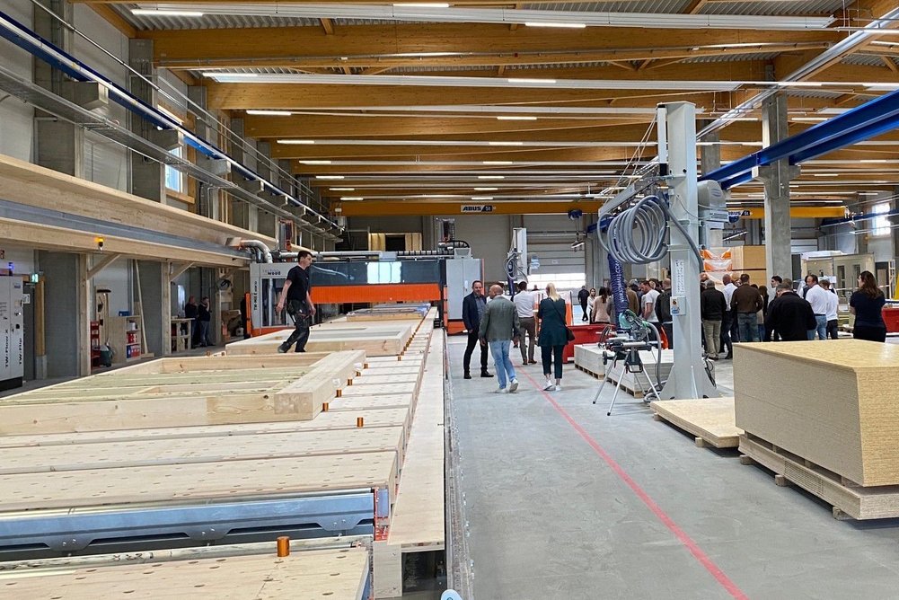 Produktionshalle mit vorgefertigten Fassadenlementen aus Holz, Gäste zur Eröffnung