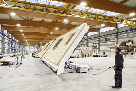 kippende Häuser-Fassade in Fabrik