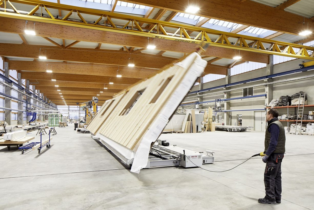 Fabrik in Neurupin: Vorfertigung von Fassadenelementen kippende Häuser-Fassade in Fabrik