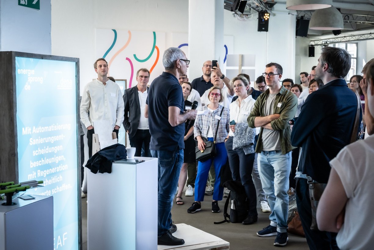 Innovationsmarkt Person spricht zu Personengruppe auf einer Fachveranstaltung.