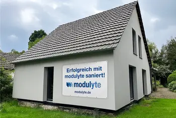 Einfamilienhaus mit Schrägdach, Banner an der Hausfassade mit Aufschrift: Erfolgreich mit modulyte saniert!