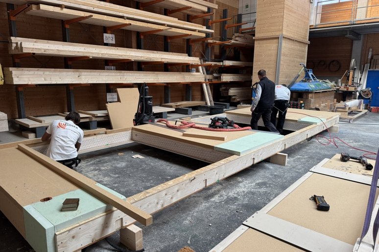 Bild zeigt Arbeiten an der Fassade in der Fabrik