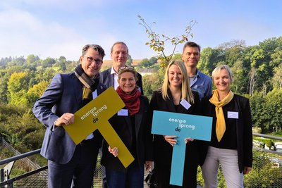 Bild zeigt mehrere Personen mit energiesprong-Schildern