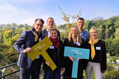 Bild zeigt mehrere Personen mit energiesprong-Schildern