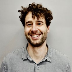 Christian Brunner Porträt, Person mit kurzen Haaren und Bart, Hemd