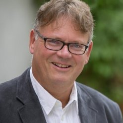 Porträt, Person mit kurzen Haaren und Brille, Hemd und Sakko