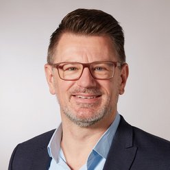 Christian Wedell Porträt, Person mit kurzen Haaren und Brille