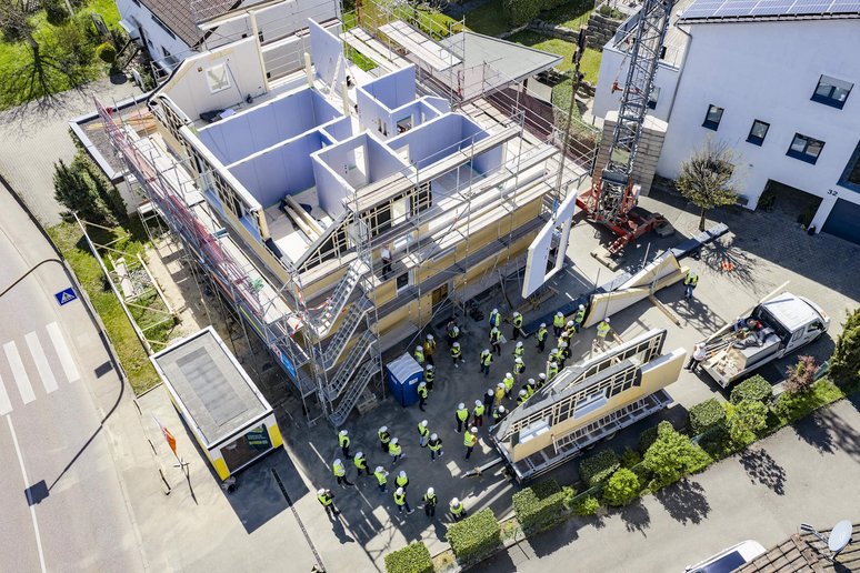 Blick von oben auf ein Sanierungsprojekt. Familienhaus, bei dem eine neue Etage aufgestockt wird.