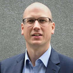 Christoph Vornhusen Porträt, Person mit Brille, Hemd und Sakko