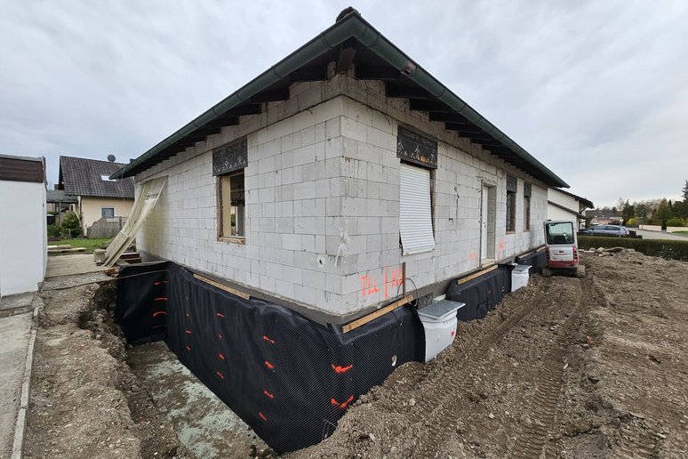 Haus mit umgegrabenen Vorgarten