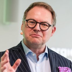 Person, kurze Haare, Brille, Hemd und Sakko