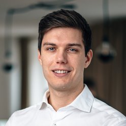 Porträt, Person mit kurzen dunklen Haaren, weißes Hemd