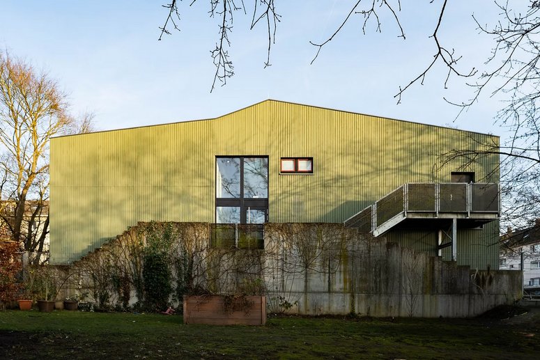 Seitenansicht Kita zweigeschossig mit grüner Holzfassade