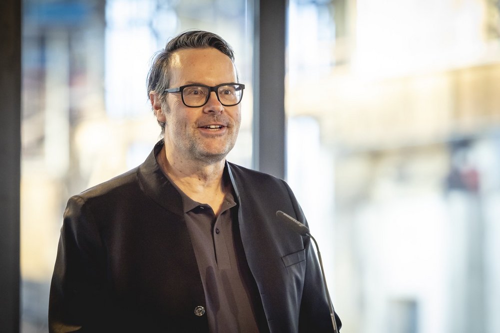 Jens Hendrix Person mit kurzen Haaren und Brille, dunkle Kleidung