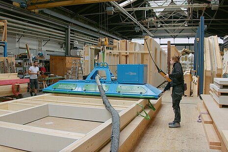 Fassadenherstellung im Werk Arbeiter an Gerät