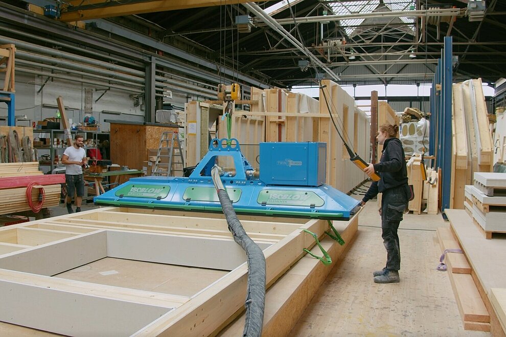 Vorfertigung im Werk | Pilotprojekt in der Mörikestraße in Bochum Fassadenherstellung im Werk Arbeiter an Gerät